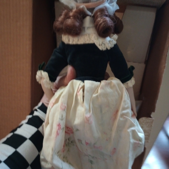 VINTAGE Porcelain Franklin heirloomThe Strawberry Girl. COA by Kate Lloyd Jones - Picture 5 of 9